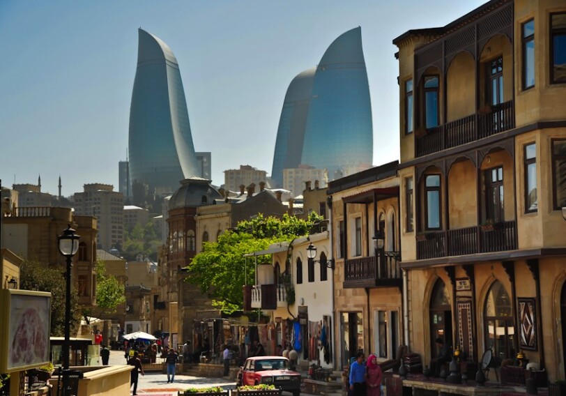 Прогулка в прошлое и путешествие в будущее: Баку на «Первом канале» (Видео)
