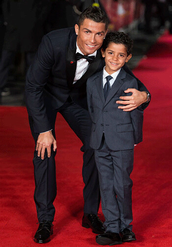 Криштиану Роналду с сыном побывал на премьере фильма о самом себе (Фото)