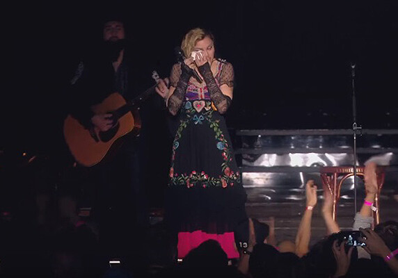 Мадонна расплакалась на концерте, вспоминая жертв терактов в Париже (Видео)