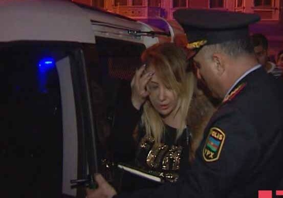 В Баку за управление автомобилем в пьяном виде задержана известный продюсер (Видео)