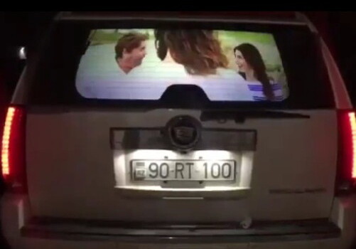 «Умудрился» установить экран для просмотра фильмов на заднем стекле автомобиля – в Баку (Фото)