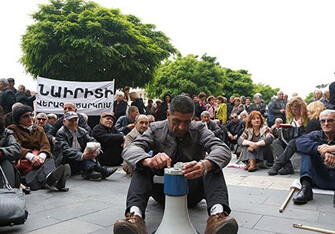 В Ереване проходит круглосуточная сидячая демонстрация