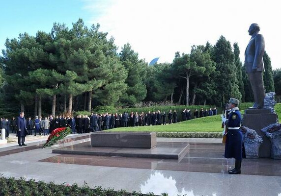 Ахмет Давутоглу посетил могилу общенационального лидера Гейдара Алиева (Фото)