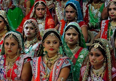 Индийский олигарх организовал свадьбу 150 пар (Фото)