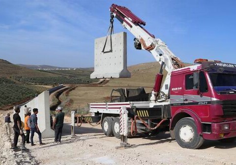 Турция строит 82 км стену на границе с Сирией (Фото)