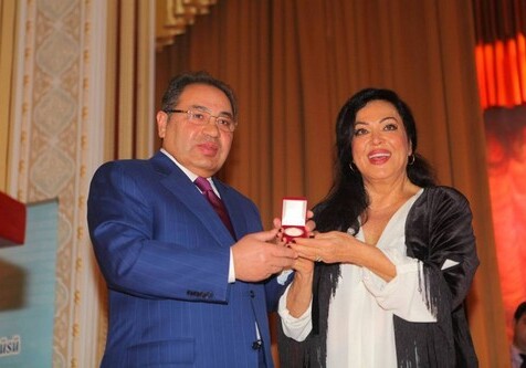 Тюркан Шорай вручена золотая медаль БГУ (Фото)