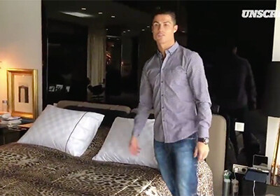 Роналду провел для фанатов экскурсию по своему дому (Видео)