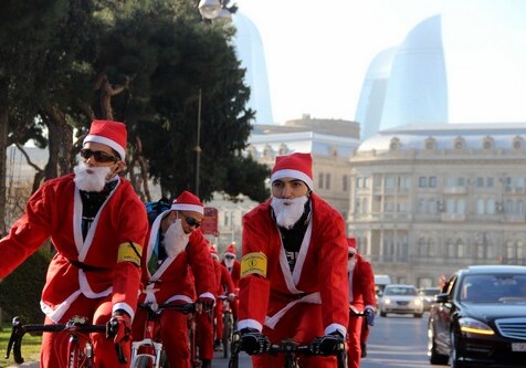 Сотня Санта-Клаусов совершила велопробег по Баку (Фото-Видео)