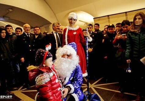 Дед Мороз и Снегурочка раздали подарки детям в Бакинском метро (Фото)