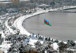 Баку встретит первый день Нового года снегом и гололедом