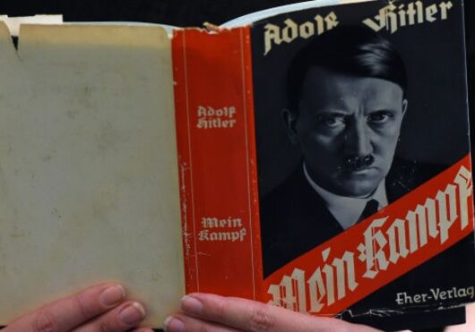 Книга Гитлера «Майн Кампф» поступает в продажу в Германии