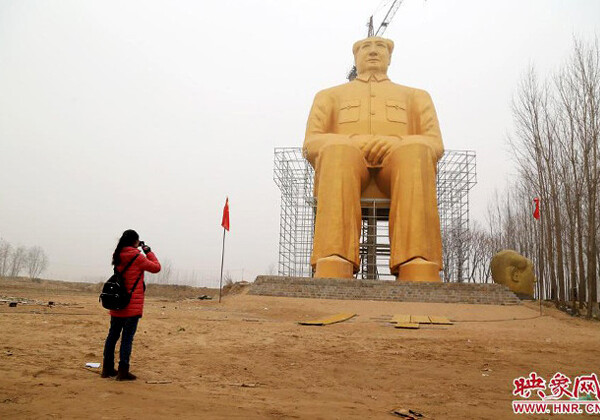 В Китае возвели 36-метровую золотую статую Мао Цзэдуна (Фото)