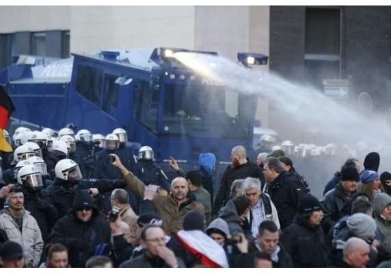 Полиция разогнала демонстрацию движения Pegida в Кельне (Фото)
