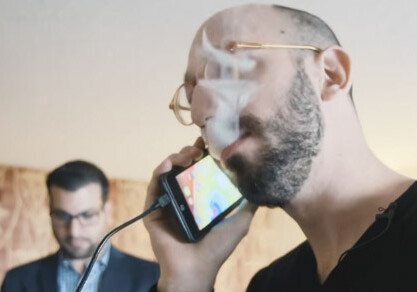 В Лас-Вегасе презентован «курительный» смартфон (Видео)