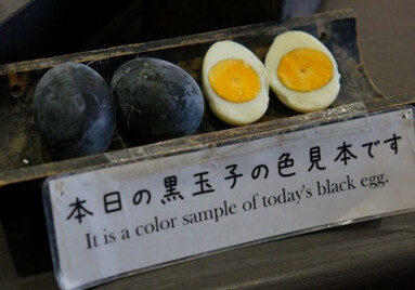 В Японии в продажу поступили черные яйца