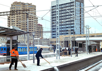 Снегопад не повлиял на работу аэропорта, железных дорог и дорожную ситуацию в Баку