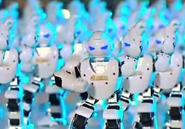 Китай встретил свой Новый год с 540 танцующими роботами (Видео)