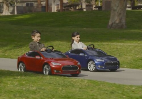 Tesla выпустила детский электромобиль (Видео)