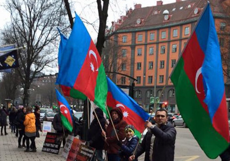 Члены азербайджанской диаспоры пикетировали армянское посольство в Стокгольме