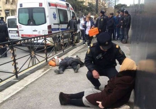 В Баку упавшая со стройки труба убила женщину (Фото)