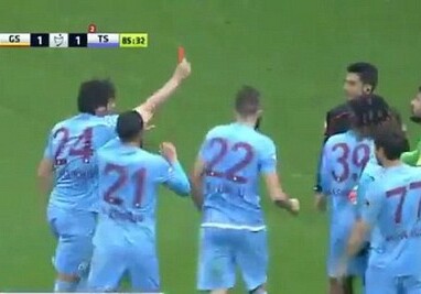 В чемпионате Турции игрок показал красную карточку арбитру (Видео)