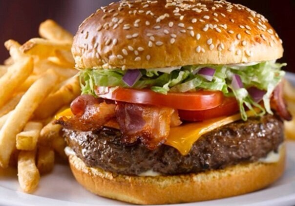 Британец сменил имя на «Двойной чизбургер с беконом»