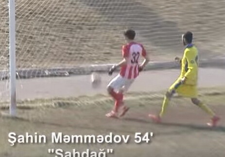 Азербайджанский футболист забил гол ударом со своей половины поля (Видео)