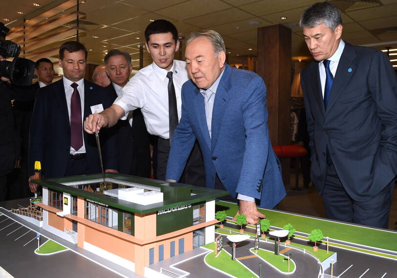 Назарбаев посетил первый «Макдоналдс» в Казахстане