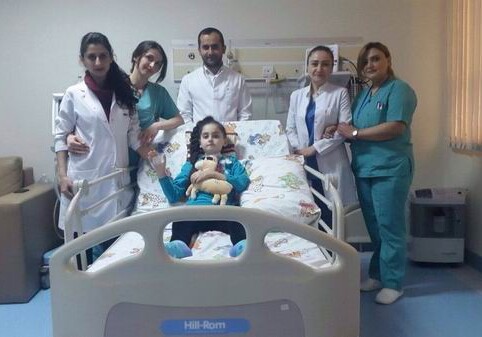 Азербайджанские врачи спасли ребенка с тяжелой болезнью легких (Фото)