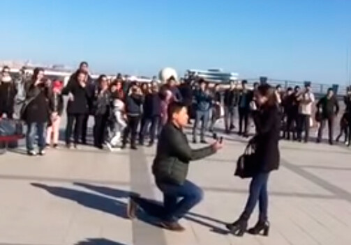 Необычное предложение руки и сердца в Баку (Видео)