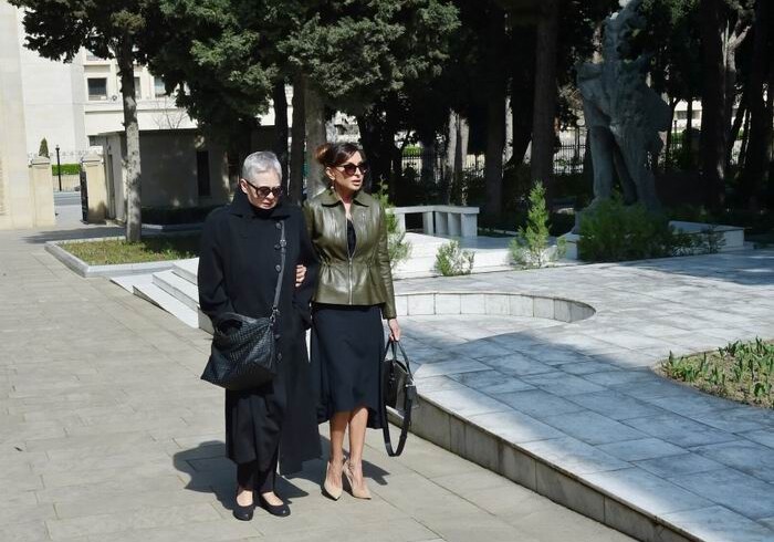 Президент Азербайджана и его супруга посетили могилу Магсуда Ибрагимбекова