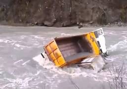 В Сальяне «КамАЗ» упал в реку, погибли двое