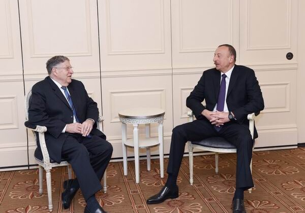 Ильхам Алиев встретился с бывшим губернатором штата Нью-Гэмпшир