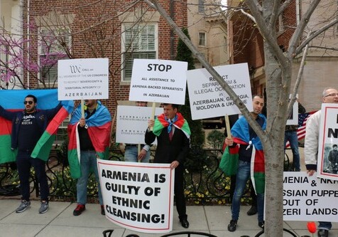 «Армения, вон из нашего Карабаха!»: акция протеста азербайджанцев в Вашингтоне (Фото)