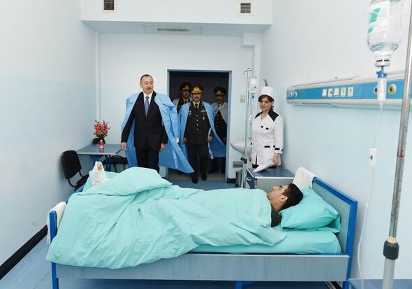 Президент Азербайджана навестил раненных в боях военнослужащих (Фото)
