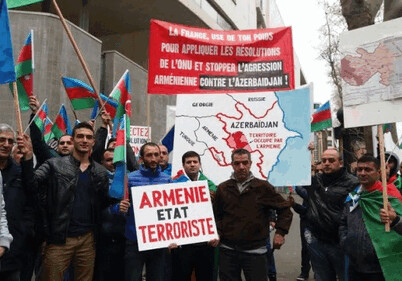 В Париже группа армян напала на участников акции протеста перед посольством Армении (Фото)