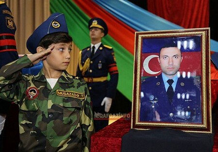 Трогательное прощание: маленький сын отдал честь отцу-шехиду (Фото)