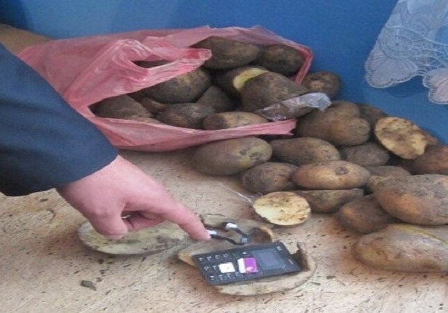 В Баку заключенному пытались передать мобильник в картошке (Фото) 