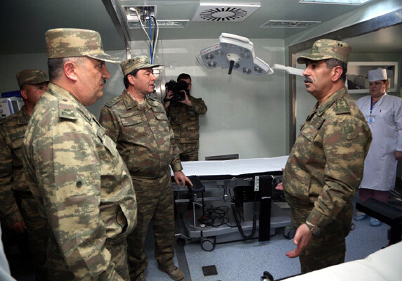 Закир Гасанов посетил мобильный полевой госпиталь на линии фронта (Фото)