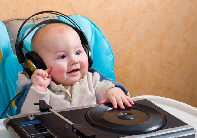 Ученые: Классическая музыка способствует развитию речи у младенцев