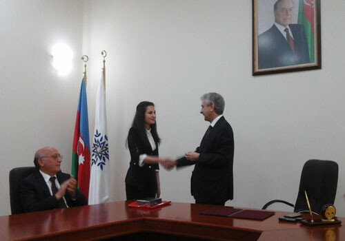 Студентка медуниверситета стала 700-тысячным членом партии «Ени Азербайджан» (Фото)