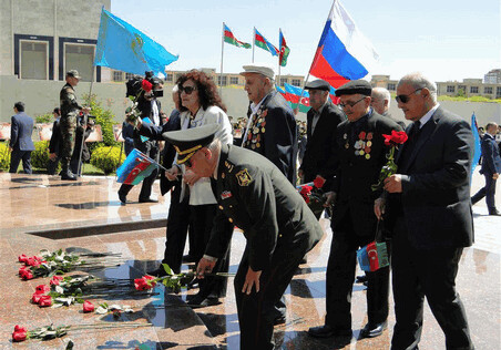 К Мемориалу воинской славы в Баку возложены цветы (Фото)