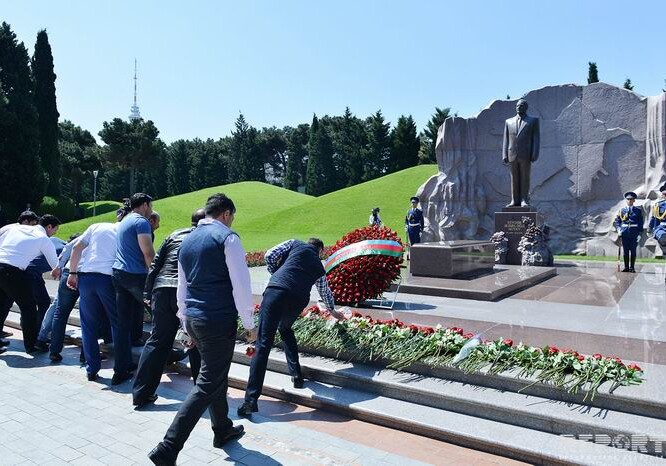 Азербайджанская общественность чтит память общенационального лидера - ФОТОРЕПОРТАЖ