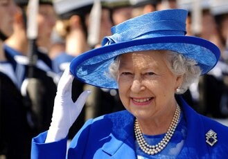 Британская королева выиграла купон в супермаркет