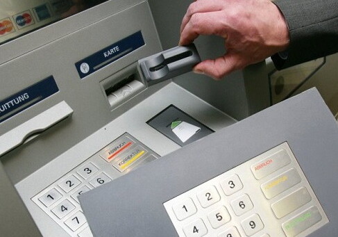В Баку женщины разломали банкомат 