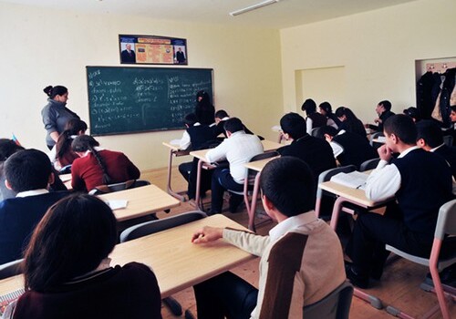 В школах Азербайджана останется «пятидневка» - Минобразования