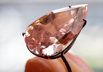 Редкий розовый бриллиант продан на аукционе за $31,5 млн