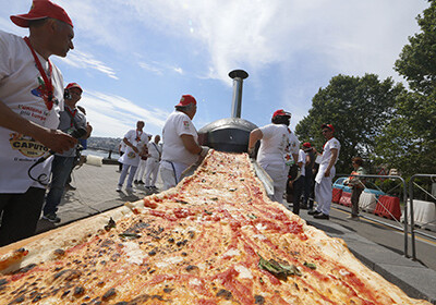 В Италии сделали самую длинную в мире пиццу