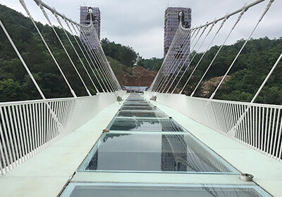 В Китае откроют стеклянный мост над 300-метровой пропастью