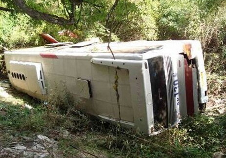 В Хызынском районе в овраг упал автобус с сотрудниками колледжа, трое погибли (Фото-Обновлено)